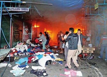 Fuego consume 60 puestos en el Mercado de Tacuba