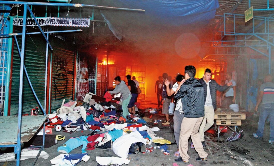 Cuando los locatarios fueron alertados sobre el incendio, las llamas alcanzaban poco más de cinco metros. Después de las 5:00 horas, autoridades dieron paso a algunos vendedores para que rescataran lo que quedó de su mercancía (LUIS CARBAYO. CUARTOSCURO)