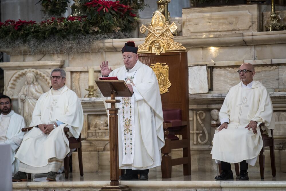 Misa de fin de año en Catedral oficiada por el padre Julian López. Los fieles se acercaron a que bendijeran sus velas y uvas de fin de año. (FOTO: Germán Espinosa. EL UNIVERSAL)