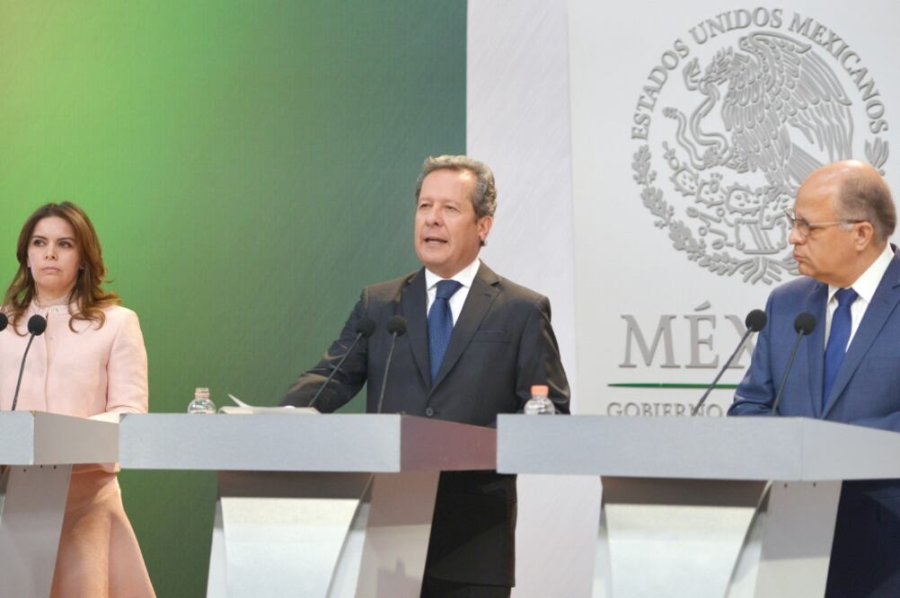 Laura Barrera, titular del DIF; Eduardo Sánchez, vocero de Los Pinos, y Emilio Mendoza, funcionario de Sedesol, dijeron que se prevendrá la obesidad (ESPECIAL)