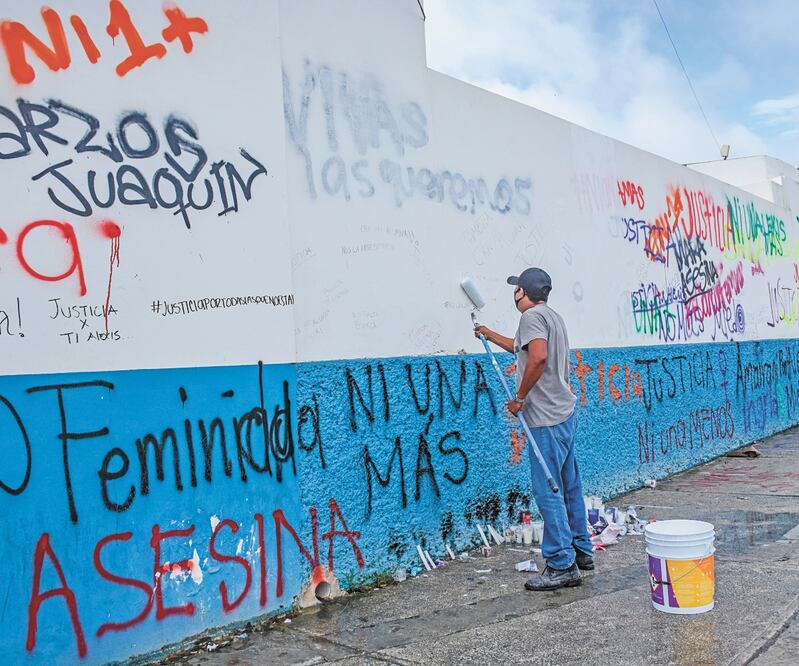 Las fachadas de la fiscalía local y del Palacio Municipal fueron pintadas ayer, luego de la protesta por el asesinato de Alexis . ELIZABETH RUIZ. CUARTOSCURO