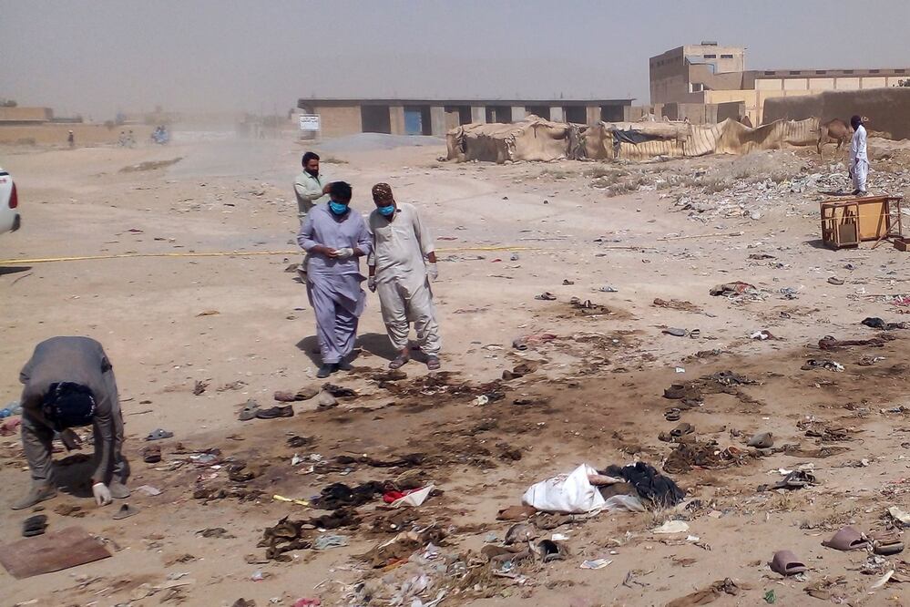 Funcionarios de seguridad examinan el lugar de un ataque suicida con bomba contra una procesión que conmemoraba el cumpleaños del profeta Mahoma en el distrito de Mastung el 29 de septiembre de 2023. Foto: AFP