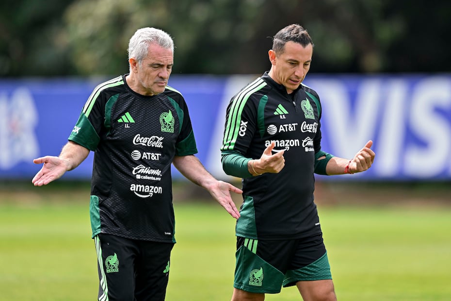 Juan Manuel Lillo y Andrés Guardado, auxiliares técnicos de la Selección Mexicana con Rafael Márquez - Foto: Imago7