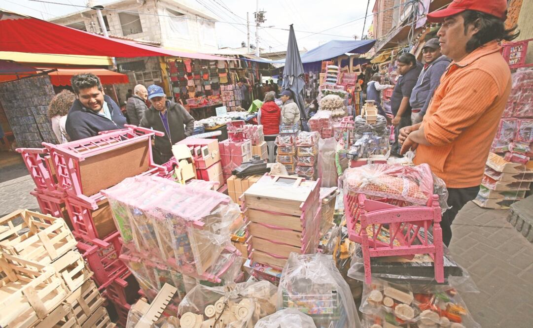 Aún con las adversidades que enfrentan los jugueteros, tienen todo el año trabajo, pues gracias a su calidad y acabados cuentan con intermediarios en estados como Jalisco y Michoacán. Foto: JORGE ALVARADO. EL UNIVERSAL