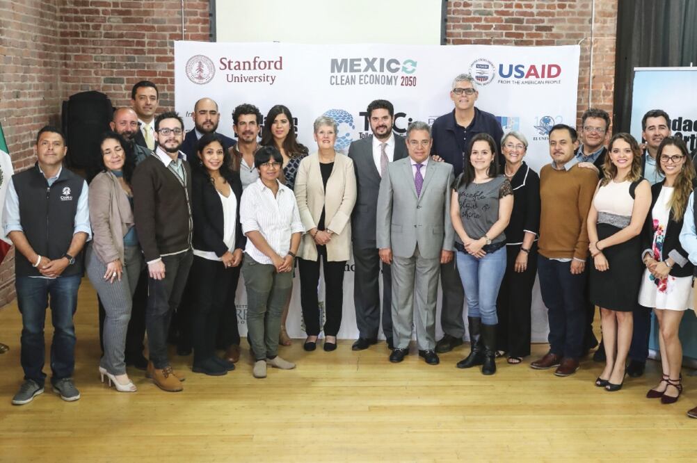 El cónsul general de México en San Francisco, Gemi José González, y el director de la Fundación Ealy Ortiz A.C., Enrique Bustamante (centro), clausuraron el Taller de Periodismo Científico Jack F. Ealy. (GERMÁN ESPINOSA. EL UNIVERSAL)