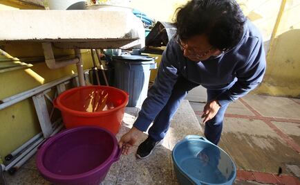 Pese a tener cisterna, habitantes de Toluca se bañan a cubetadas por megacorte de agua