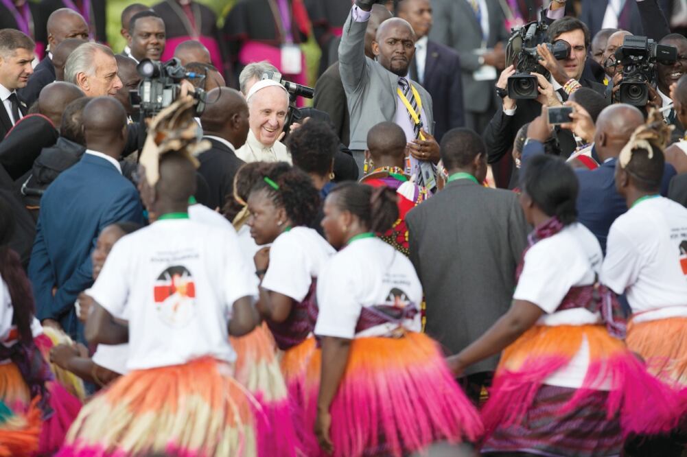 El papa Francisco es recibido en el aeropuerto de Nairobi este miércoles, mientras keniatas realizan un baile tradicional, en el inicio de la primera gira del Pontífice en África (BEN CURTIS. AP)