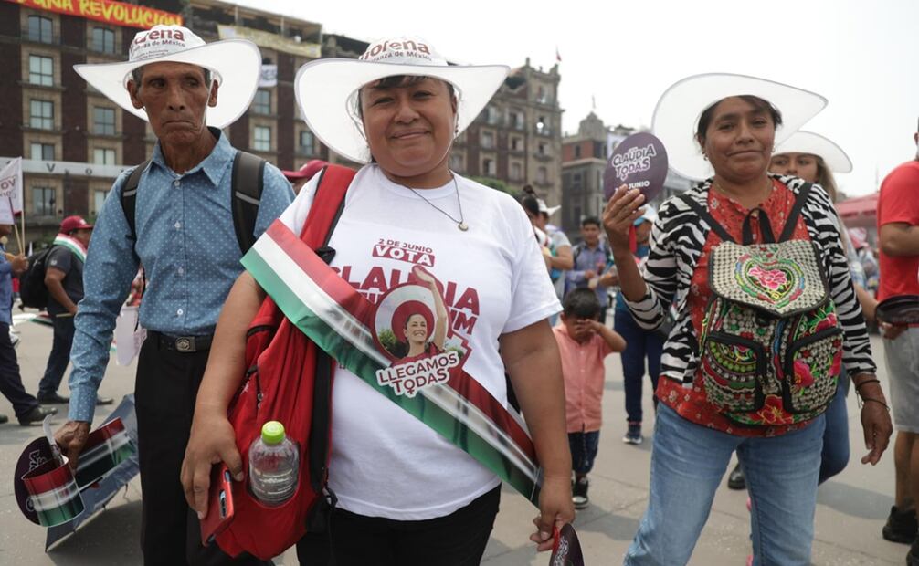 Con sombreros con el logo de Morena, simpatizantes de Claudia Sheinbaum llegan al Zócalo capitalino. Foto: Carlos Mejía / EL UNIVERSAL