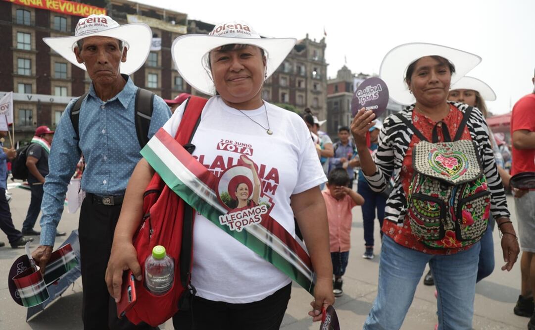 Con sombreros con el logo de Morena, simpatizantes de Claudia Sheinbaum llegan al Zócalo capitalino. Foto: Carlos Mejía / EL UNIVERSAL