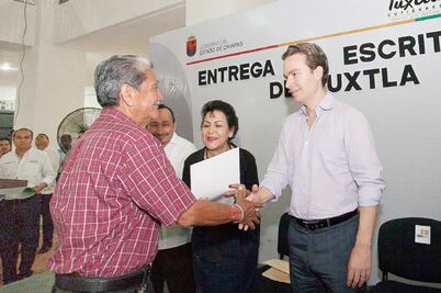 Entrega Velasco títulos de propiedad