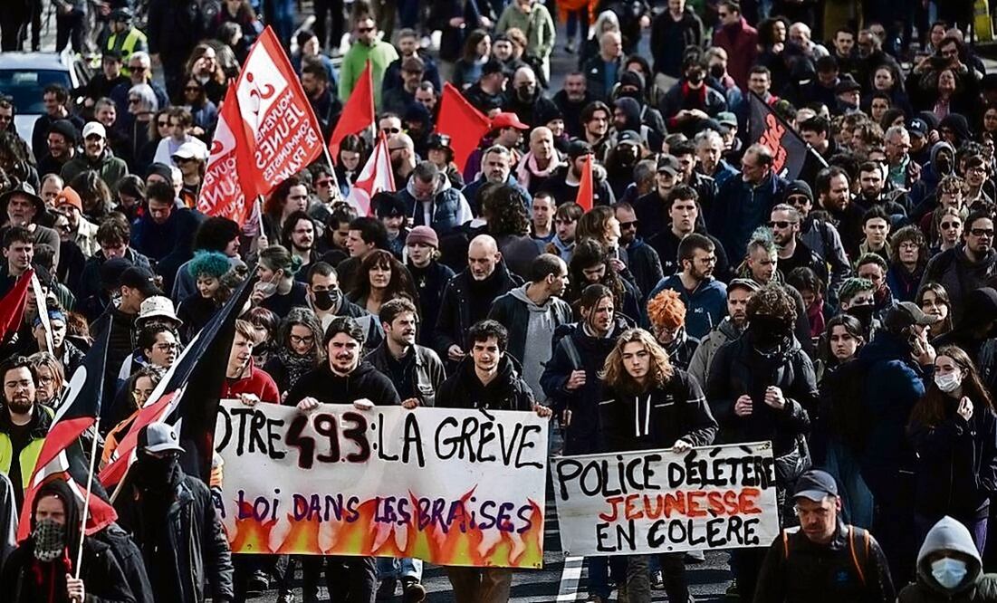 Manifestantes contra la reforma de pensiones en Nantes, Francia, en marzo de 2023. Foto: AFP