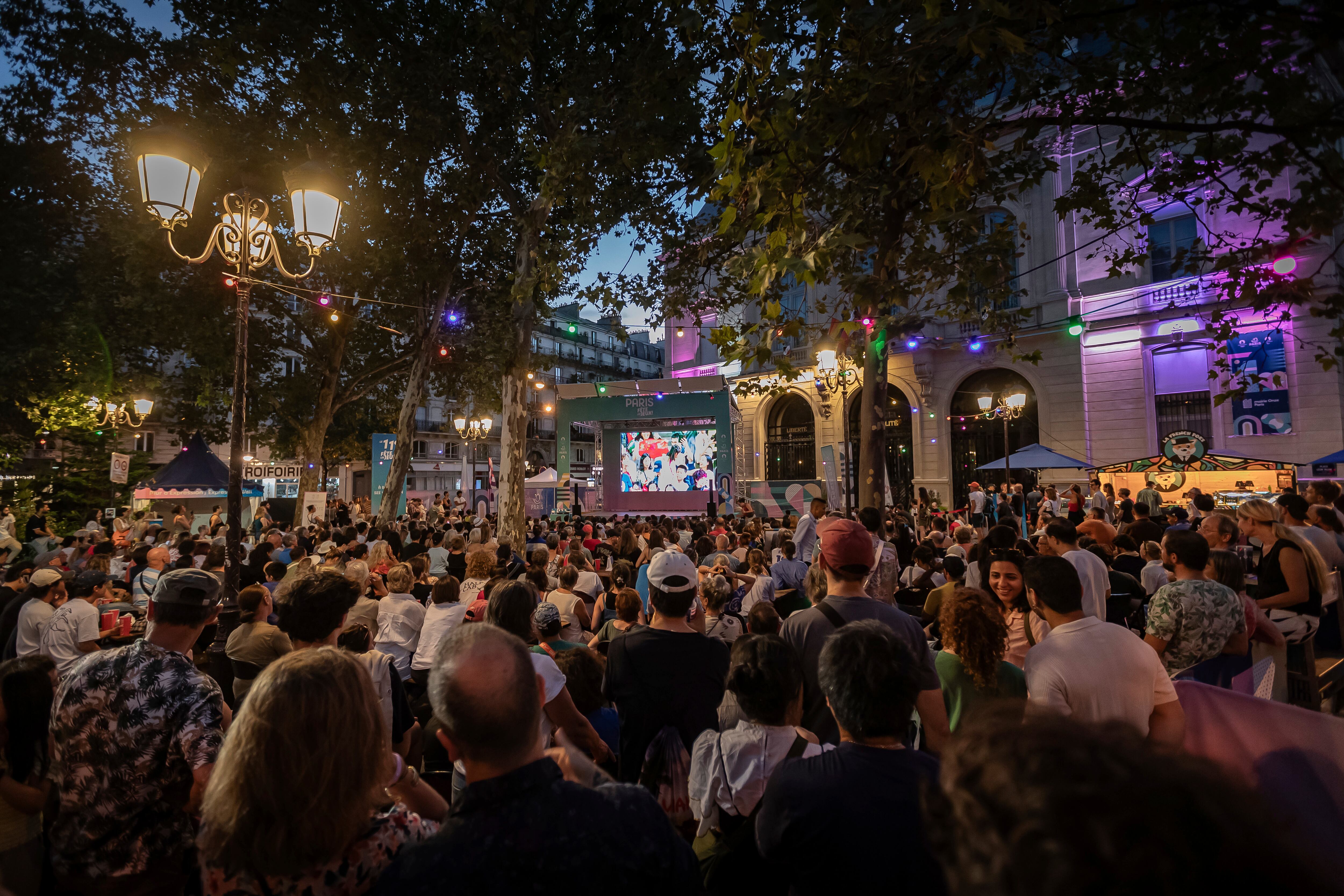 Cientos de personas ven la ceremonia de clausura, de los Juegos Olímpicos de Paris, en las calles de Francia - Foto: AP