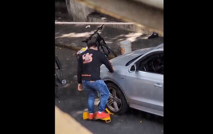 Lord Inmovilizadores: Hombre arranca "araña" que le pusieron policías en Guadalajara VIDEO