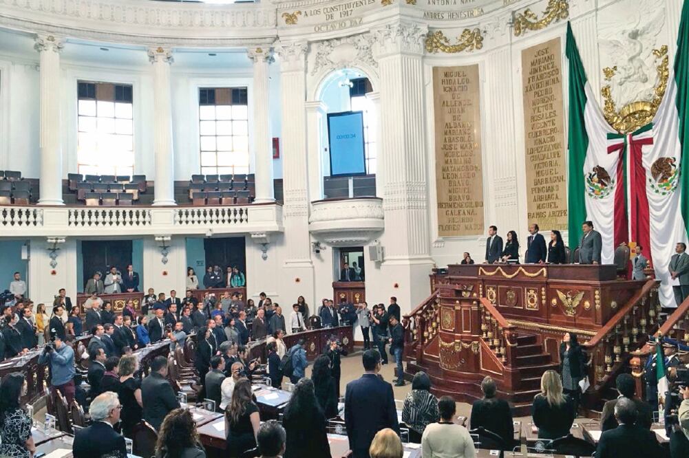 Con la mayoría de curules llenas, durante la sesión del Congreso de la Ciudad de México se reconoció la labor de los rescatistas. (ESPECIAL)