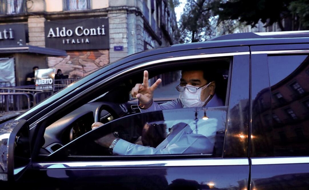 El presidente de Venezuela, Nicolás Maduro, saluda a su llegada al Palacio Nacional en la Ciudad de México.  Foto: EFE 