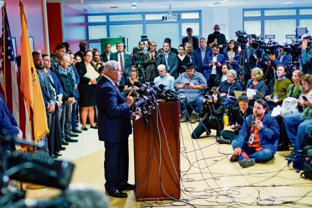 El senador demócrata por Nueva Jersey, Bob Menéndez, ayer al hablar con la prensa. El legislador rechazó que vaya a renunciar y se mostró confiado en que se esclarecerá el caso de corrupción en su contra. Foto: Eduardo Muñoz Álvarez | EFE