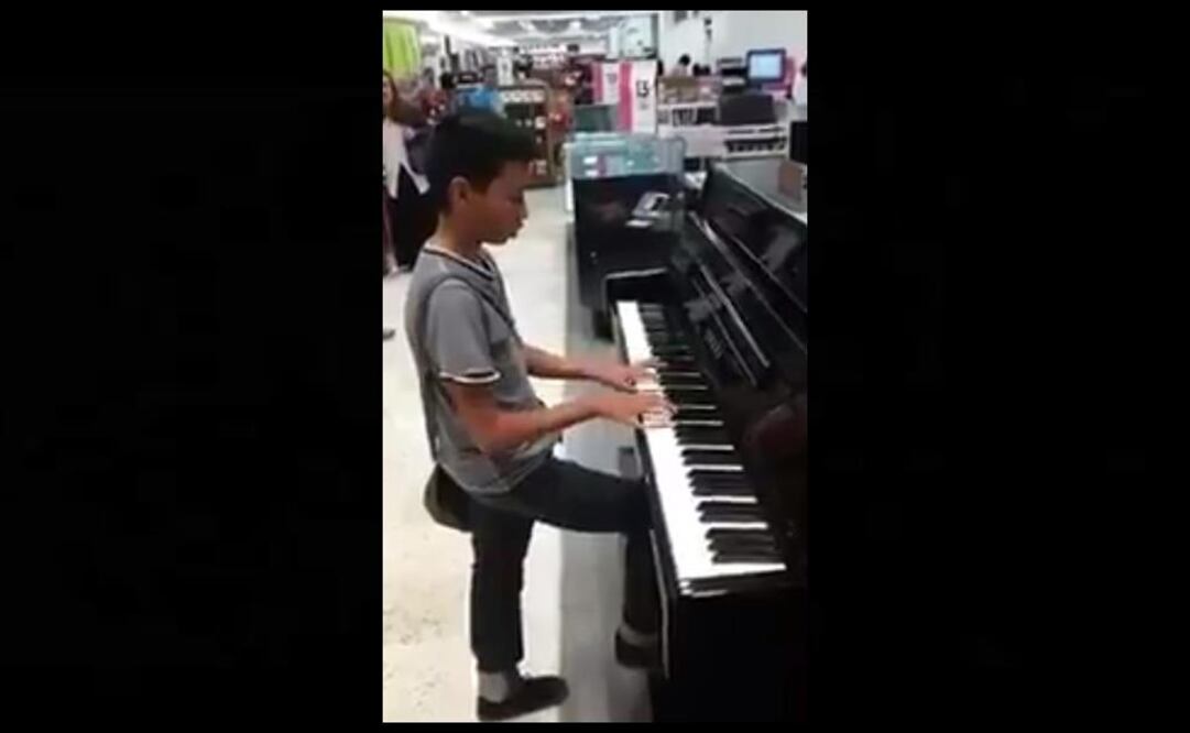 Niño que toca el piano es viral en redes; tienda departamental lo busca