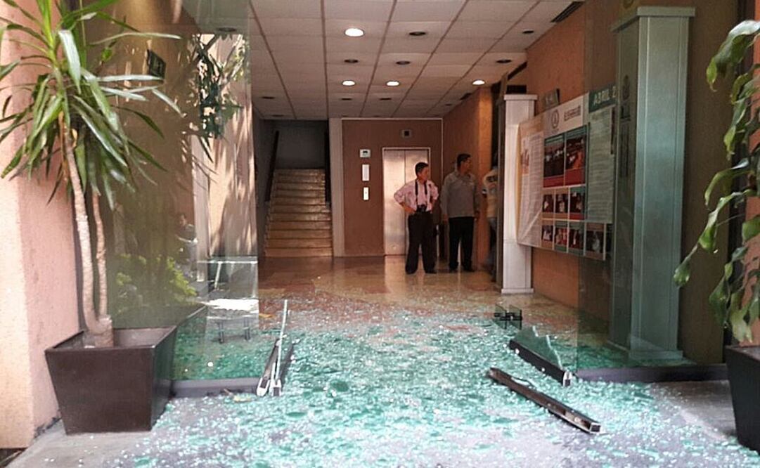 Dentro de las instalaciones, los maestros rompieron ventanales y muebles de las oficinas de diputados locales y de la biblioteca del Congreso. Foto: Anwar Delgado Peralta / EL UNIVERSAL