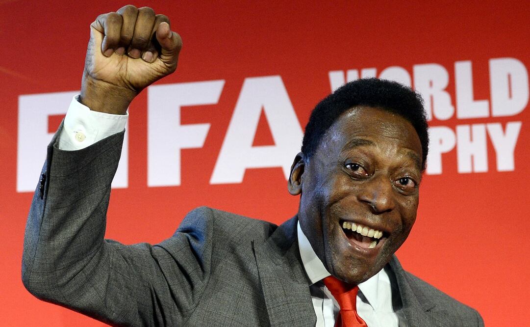 Pelé en tour del título / FOTO: AFP