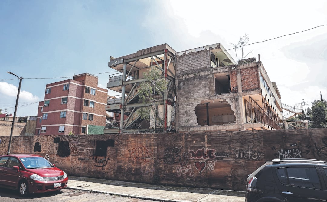 Tras nueve años del sismo de 2017, el predio donde se encontraba el Colegio Enrique Rébsamen está abandonado y bajo resguardo policial; vecinos
aseguran que han visto rapiña en el lugar. Foto: Gabriel Pano/ EL UNIVERSAL