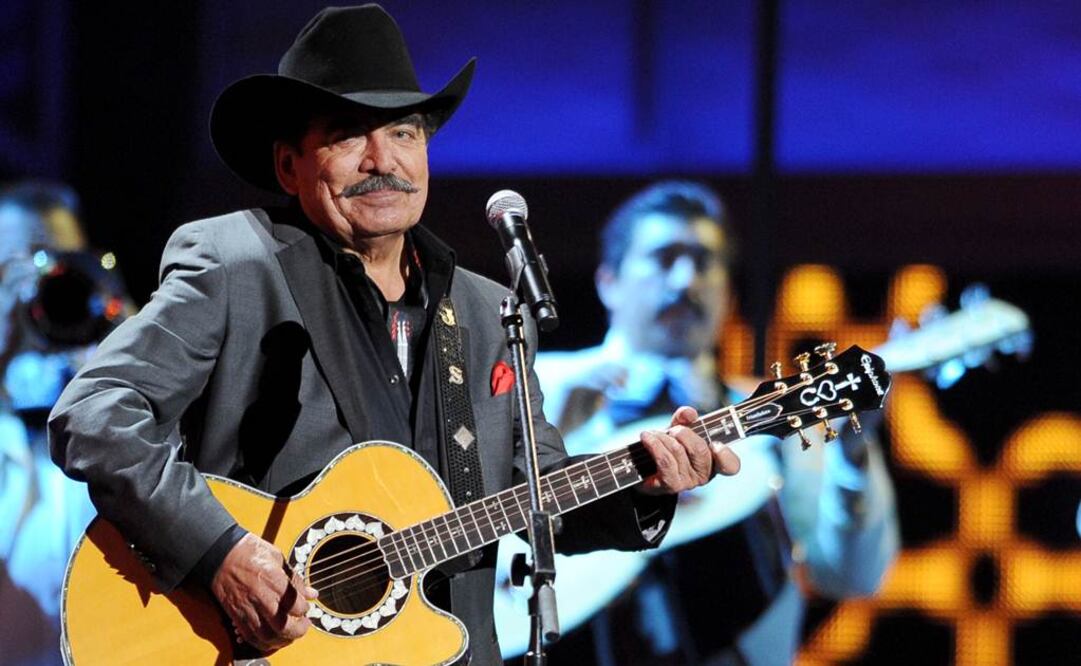Joan Sebastian solía bromear con su equipo durante los conciertos. FOTO: AP.