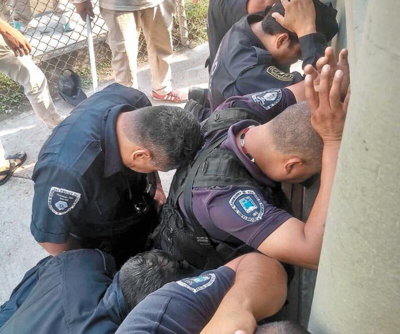 Compañeros de los presos retenidos tomaron como rehenes a varios custodios del penal para exigir su liberación. FOTOS: ESPECIAL