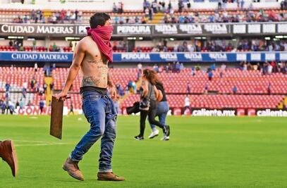 Querétaro - Atlas. Escritores reprueban a la LigaMX por violencia en el Corregidora