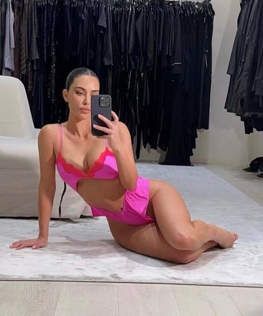 Kim Kardashian modela la colección de su marca para San Valentín