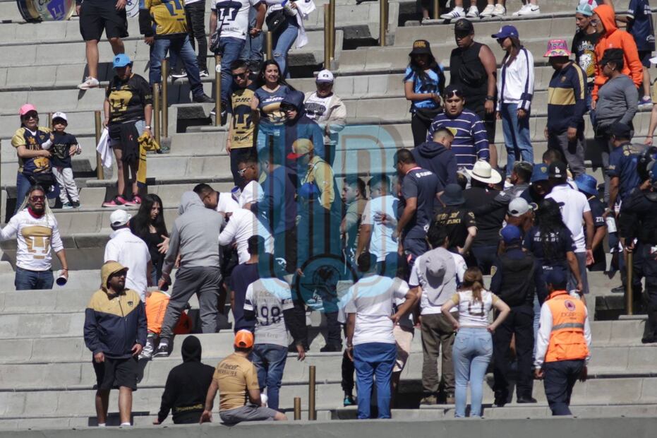 Aficionados de Pumas se pelean en CU - FOTO: CARLOS MEJÍA - EL UNIVERSAL