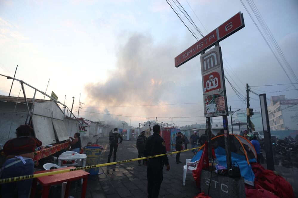 El campamento, ubicado en avenida Politécnico Nacional y Colector 13 en la colonia Lindavista, ardió después de que se presentara un corto circuito en una de las viviendas irregulares. (Foto: Francisco Rodríguez/ EL UNIVERSAL)