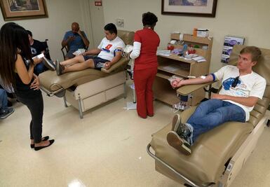 Pese a masacre en Orlando, ponen trabas a gays para donar sangre