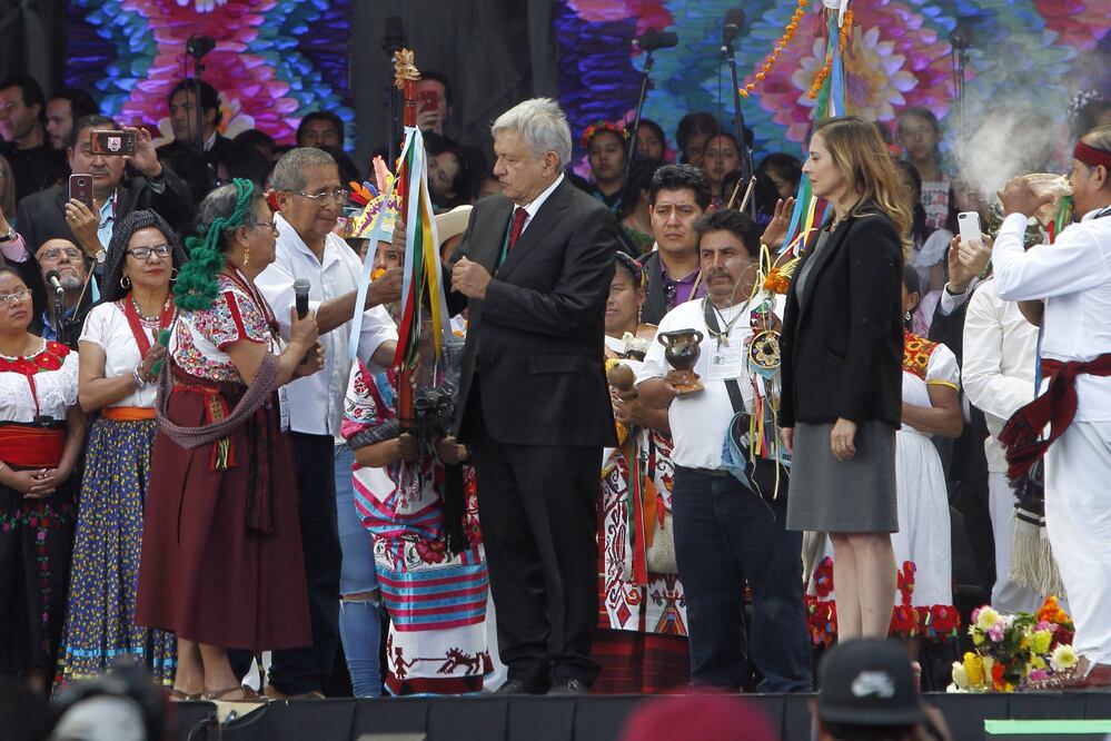 Ellos son quienes entregaron el Bastón de Mando a AMLO (FOTO: REUTERS/EDGARD GARRIDO)