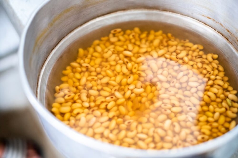 En algunos alimentos, el remojo ayuda a soltar compuestos como el almidón. Foto: Freepik