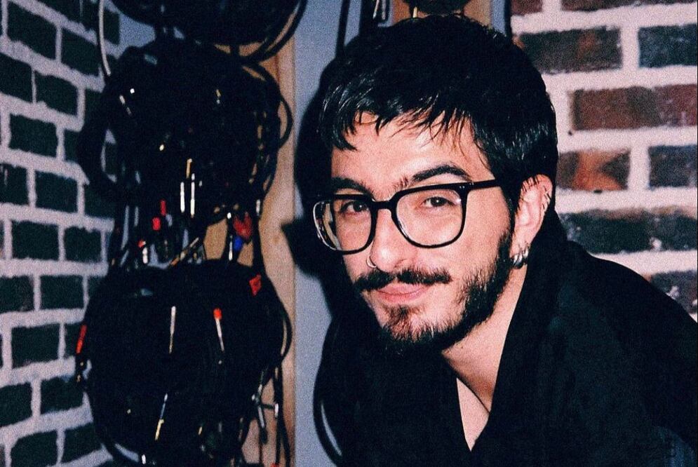 El bajista colombiano fue discriminado en un antro de la CDMX. Foto: Instagram @simonvargasm