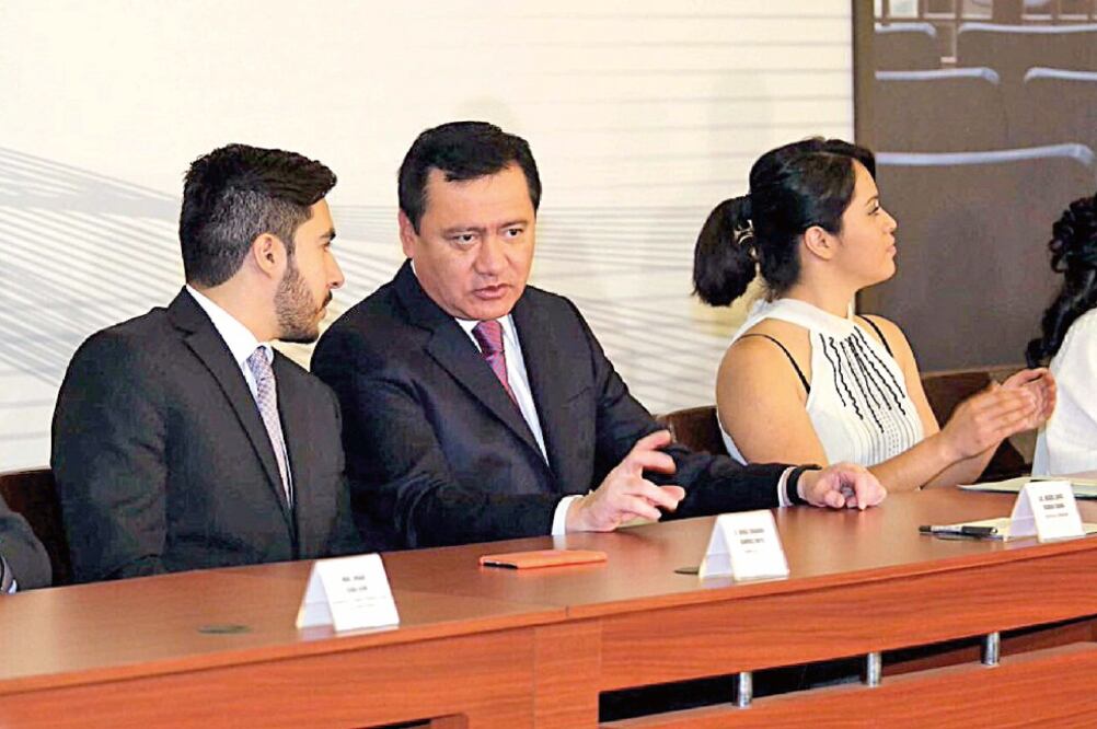 El secretario de Gobernación, Miguel Ángel Osorio Chong (centro), encabezó ayer el encuentro Fortalecimiento Docente del Nuevo Sistema de Justicia Penal, en el que se reunió con estudiantes de Derecho (TOMADA DEL TWITTER DE MIGUEL ÁNGEL OSORIO CHONG)
