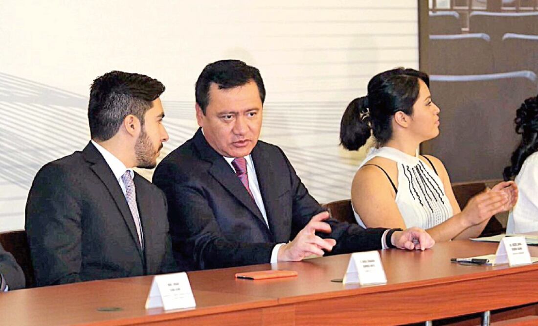 El secretario de Gobernación, Miguel Ángel Osorio Chong (centro), encabezó ayer el encuentro Fortalecimiento Docente del Nuevo Sistema de Justicia Penal, en el que se reunió con estudiantes de Derecho (TOMADA DEL TWITTER DE MIGUEL ÁNGEL OSORIO CHONG)