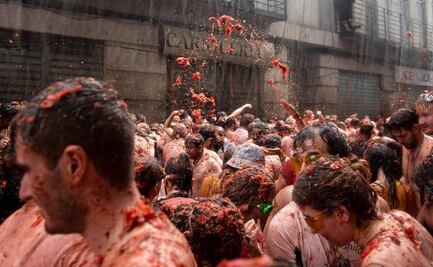 VIDEO: Llega la Tomatina y pinta de rojo al pueblo de Buñol, en España