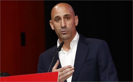 Luis Rubiales revela que previo al beso con Hermoso: “Le pregunté, ¿puedo darte un piquito rápido?”