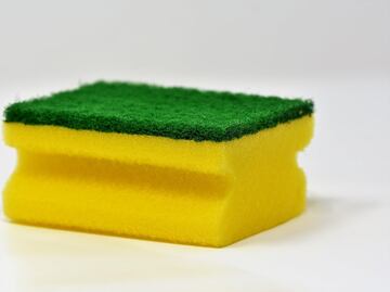 Cómo desinfectar la esponja de los trastes sin cloro