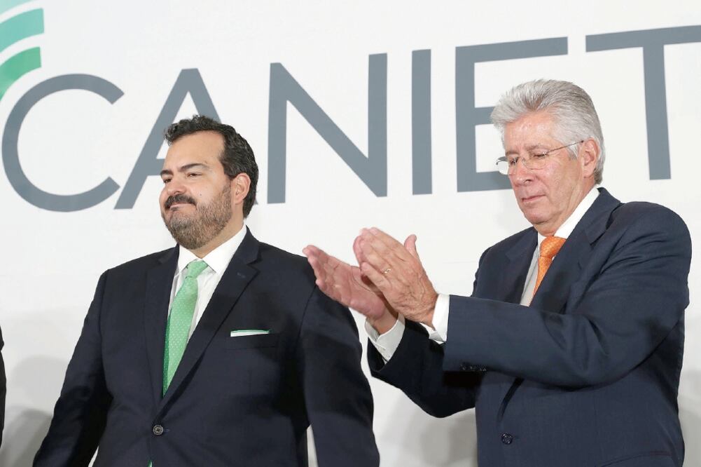 Mario de la Cruz Sarabia, presidente de la Canieti, fue ratificado para el periodo 2017-2018. En la imagen, con Gerardo Ruiz Esparza, secretario de Comunicaciones y Transportes (JUAN CARLOS REYES. EL UNIVERSAL)