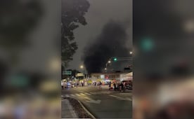 Se registra fuerte incendio en bodega cercana al Mercado de Jamaica; bomberos trabajan para apagar el fuego