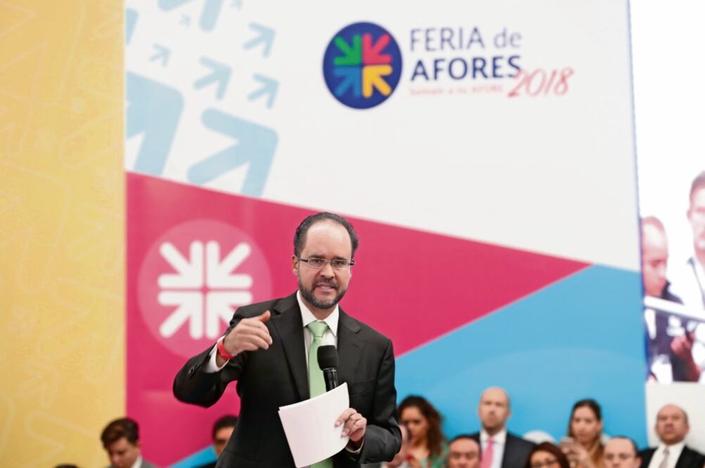 Carlos Ramírez, presidente de la Comisión Nacional del Sistema de Ahorro para el Retiro, al inaugurar la Feria de Afores. El funcionario afirmó que se enfocará en la recta final del gobierno a preparar el cambio de estafeta. Foto: LUIS CORTÉS.EL UNIVERSAL