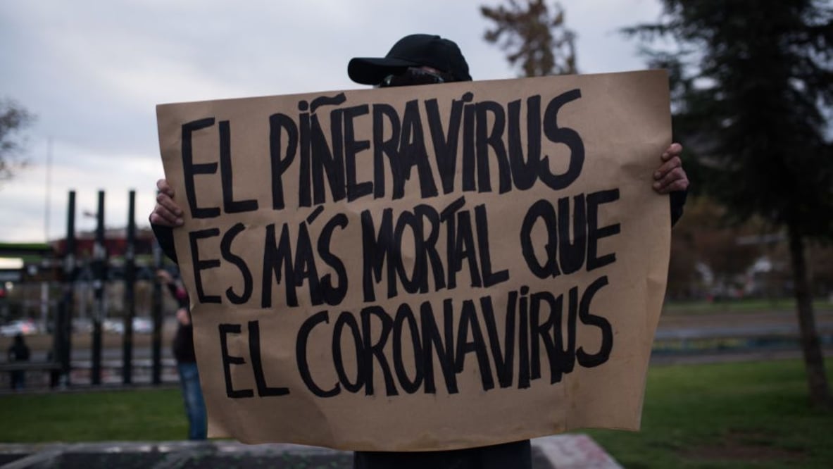 Quienes continúan protestando aseguran que las demandas “siguen vigentes” ante la inequidad en salarios y acceso a la salud y educación. Foto: Getty Images