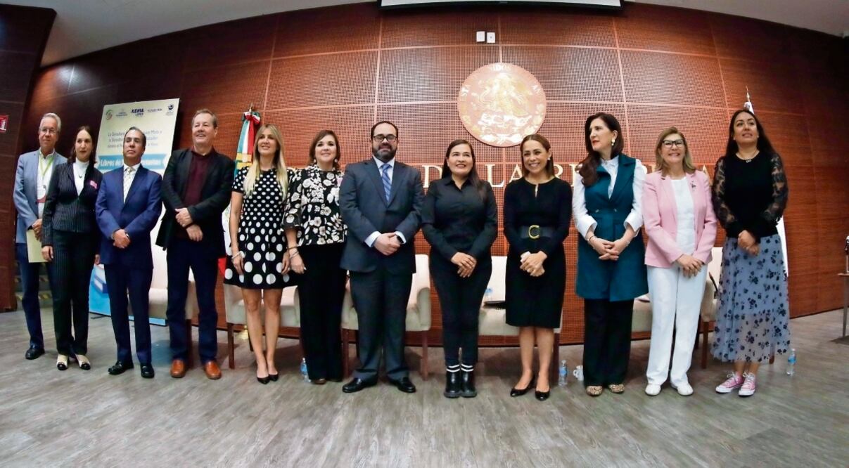 La senadora y exsecretaria de Educación, Josefina Vázquez Mota, (quinta de izquierda a derecha) consideró que el contenido de los textos de la SEP es una “traición” a millones de infantes, docentes, padres de familia y a México. Foto: Especial
