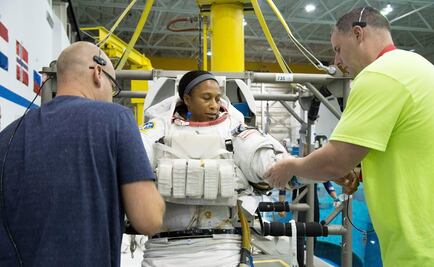 NASA retira a astronauta afroamericana de misión espacial