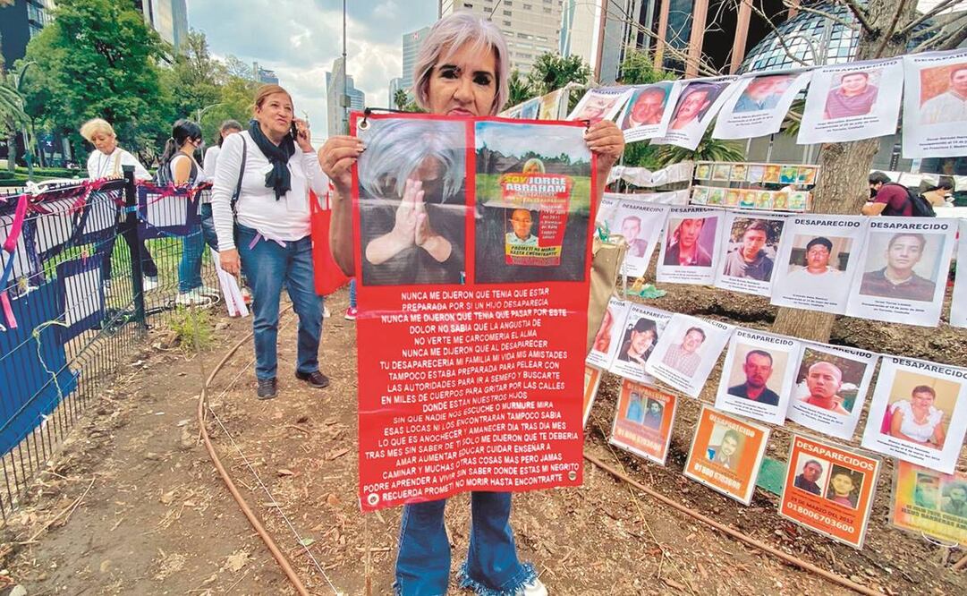 Silvia Morán señala que nunca imaginó buscar a su hijo entre cientos de fotos de pies, brazos o cabezas mutiladas, en Semefos, fosas comunes y morgues. Foto: Especial