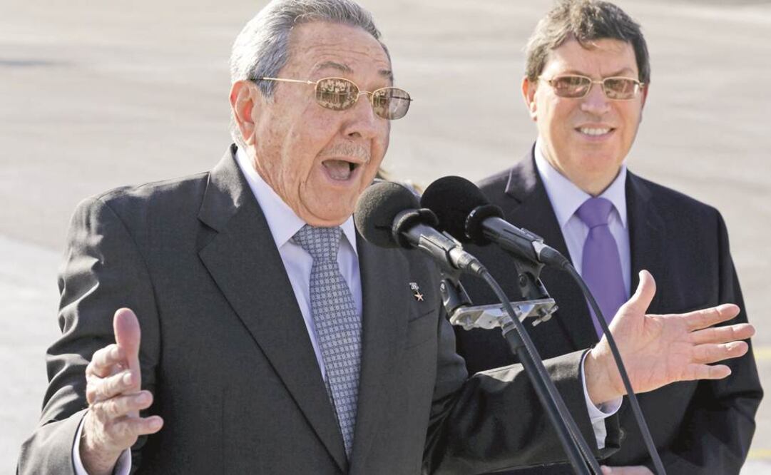 El mandatario cubano, Raúl Castro, habla con los medios tras despedir al presidente francés, François Hollande, en el aeropuerto José Martí