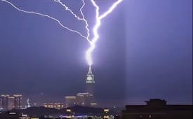 VIDEO: Potente rayo impacta la Torre del Reloj de La Meca; tormenta eléctrica sorprende en Arabia Saudita