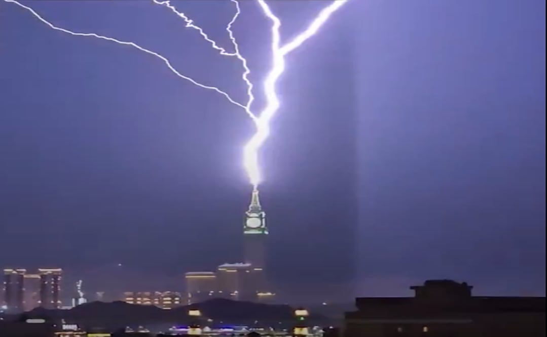 Un impresionante rayo cayó sobre la emblemática Torre del Reloj en La Meca, Arabia Saudita, durante una tormenta eléctrica. Foto: Tomada de video vía @AlertaNews24