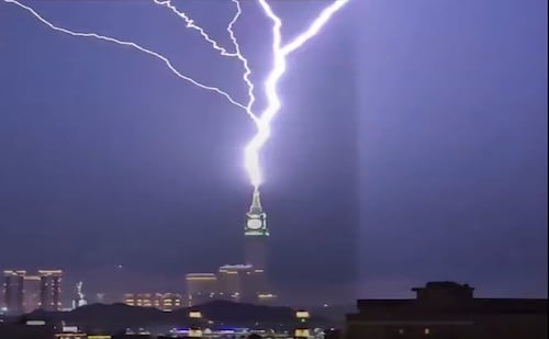 VIDEO: Potente rayo impacta la Torre del Reloj de La Meca; tormenta eléctrica sorprende en Arabia Saudita